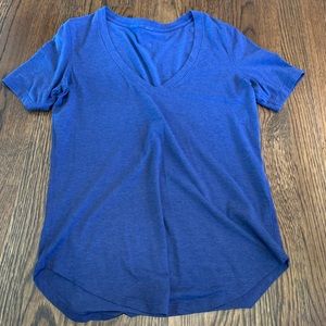 LULULEMON V-Neck tee